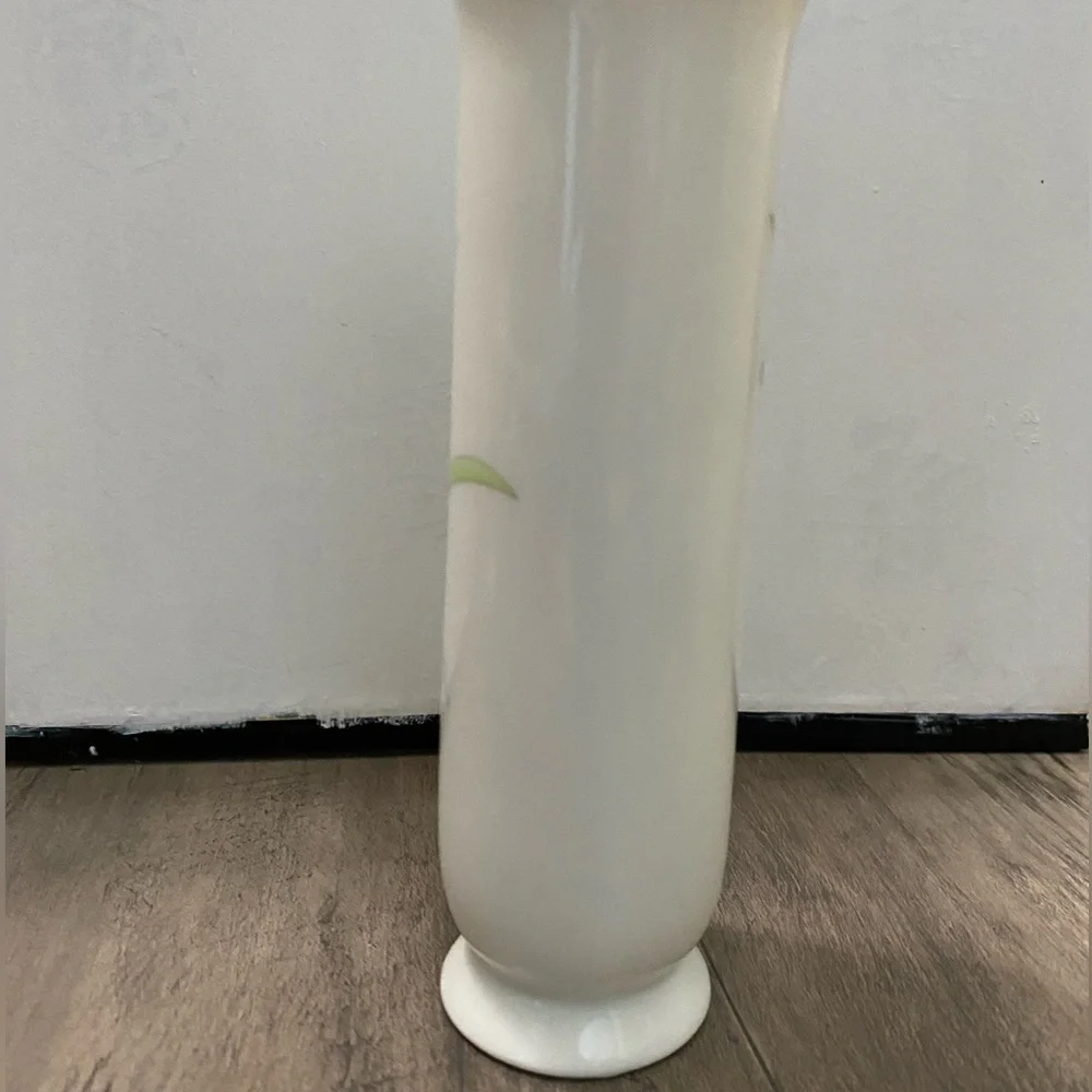 Otagiri Iris Bouquet porcelain vase made in Japan from the 1980’s Vintage